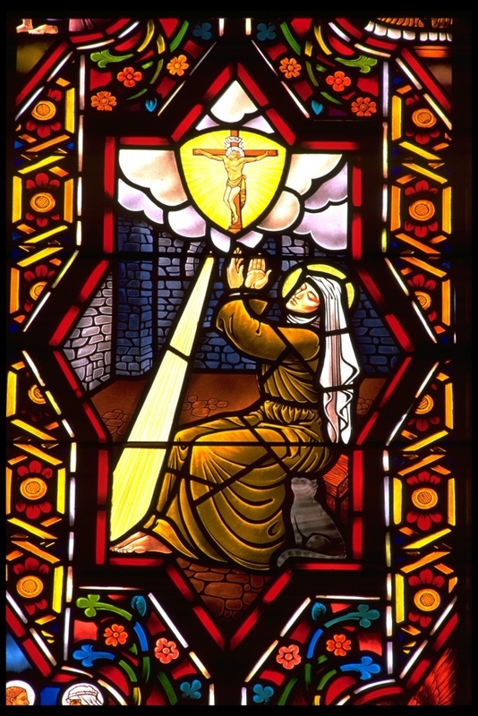Kirche, die ausgeglichenes Buntglas-dekorative Platten-hohe transparente Glasschicht verdunkelt