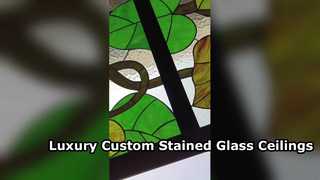 Ein genauerer Blick: Decke mit individuell gestalteter Buntglas-Kunstdekoration und isolierter Glasstruktur